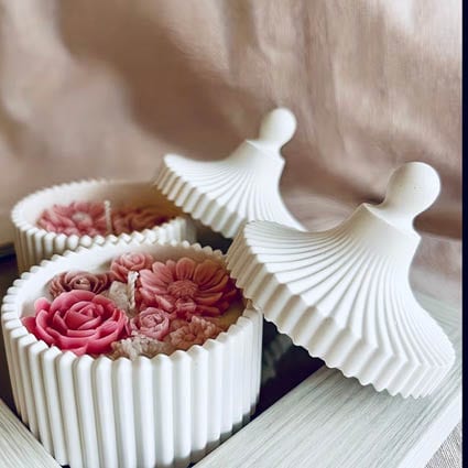 zwei Duftkerzen mit Rosen