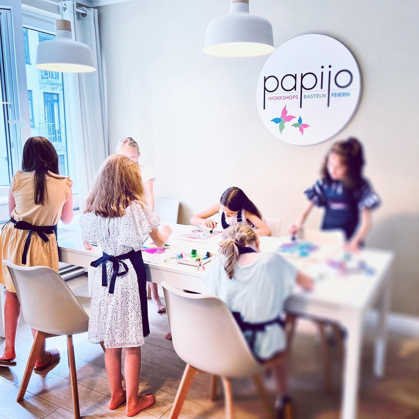 Kinder basteln in einem Papijo Kreativhaus